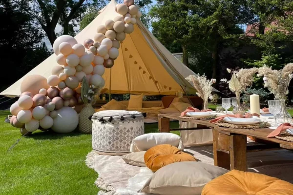 bell-tent-glamping-hire-essex-balloon-garland-luxury-picnic