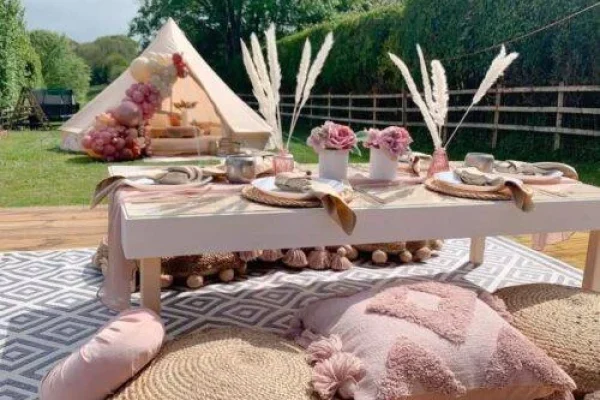 luxury-picnic-hire-essex-outdoor-pink-table-setup-bell-tent